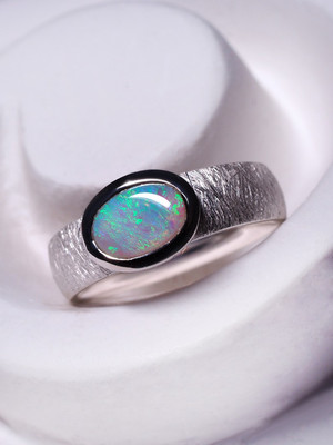 Серебряное кольцо с австралийский опалом