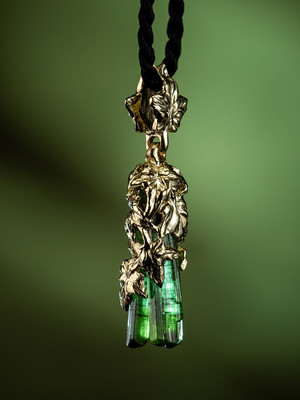 Золотой кулон с кристаллом зеленого турмалина