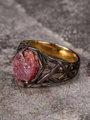 Кольцо с кристаллом рубина в патинированном серебре