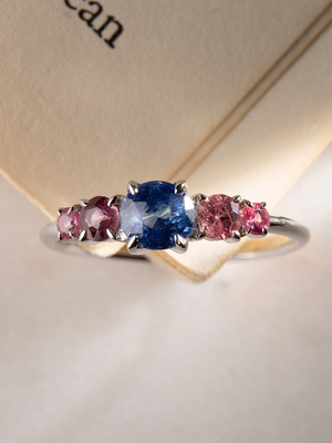 Золотое кольцо с синим и розовыми Сапфирами