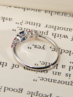 Золотое кольцо с синим и розовыми Сапфирами