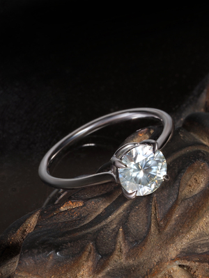 Кольцо с природным с серым бриллиантом