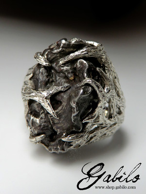Кольцо с метеоритом в золоте