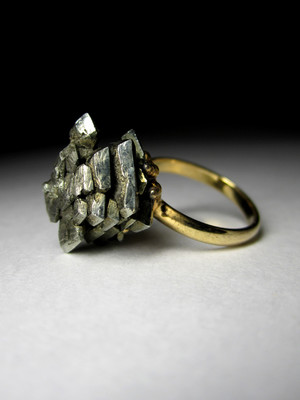 Золотое кольцо с марказитом