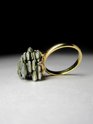 Золотое кольцо с марказитом