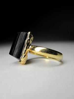 Золотое кольцо с черным турмалином