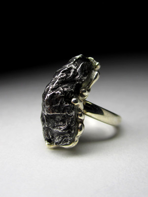 Кольцо с метеоритом в белом золоте