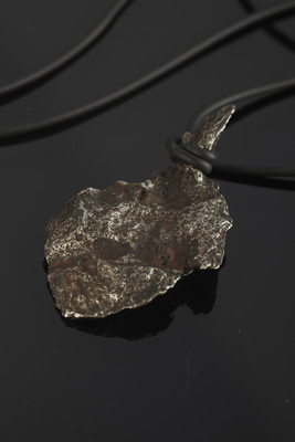 Кулон из метеорита-индивидуала на каучуке