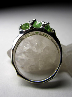 Серебряное кольцо с демантоидами