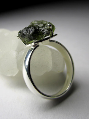 Серебряное кольцо с молдавитом