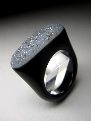 Кольцо из черного агата с кристаллами