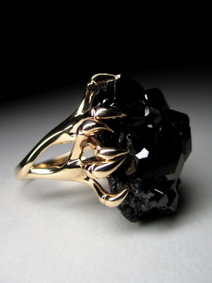 Золотое кольцо с меланитом черным гранатом