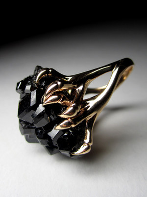 Золотое кольцо с меланитом черным гранатом