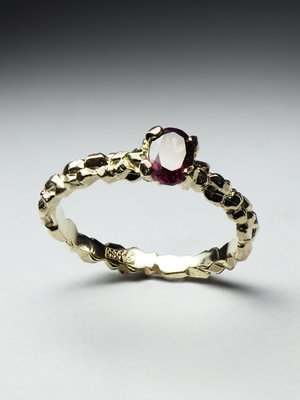 Сертифицированное кольцо с родолитом в золоте