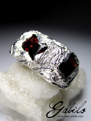 Серебряное кольцо с альмандином