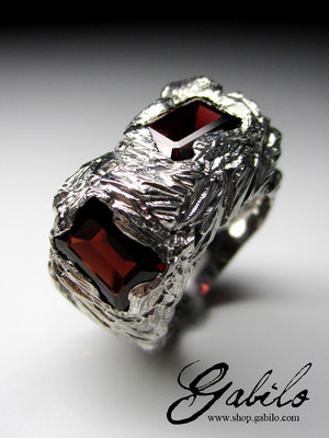 Серебряное кольцо с альмандином