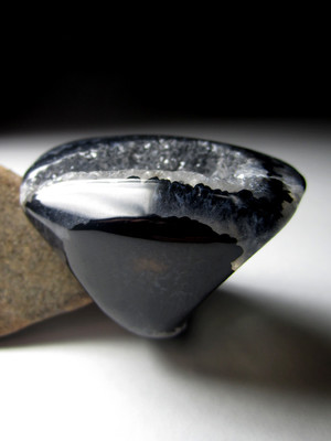 Кольцо из цельного кварца мориона и горного хрусталя с жеодой