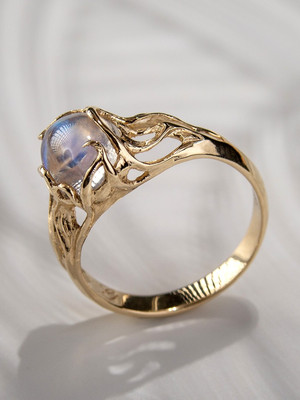 Золотое кольцо с лунным камнем