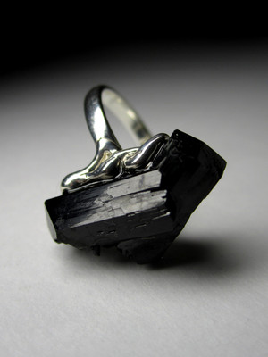 Кольцо с черным турмалином кристаллы