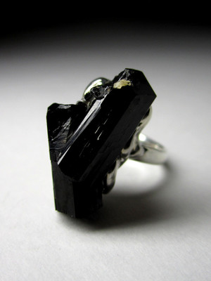 Кольцо с черным турмалином кристаллы