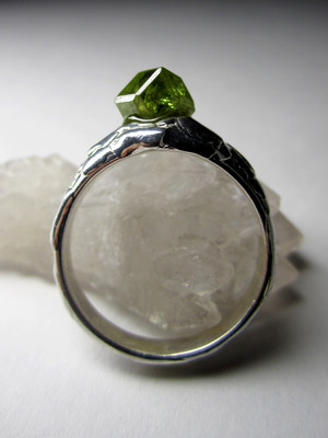 Кольцо с кристаллом демантоида
