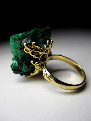 Кольцо с малахитом плисовым в золоте