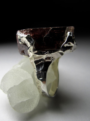 Кольцо с кристаллом Шпинели