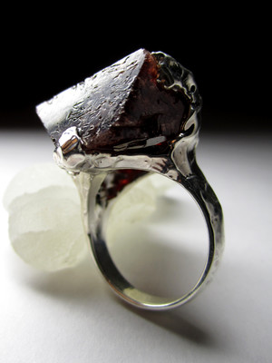 Кольцо с кристаллом Шпинели