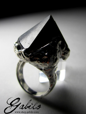 Кольцо с кристаллом мориона
