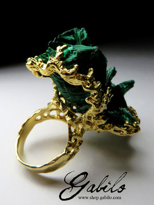 Крупное кольцо с малахитом в золоте