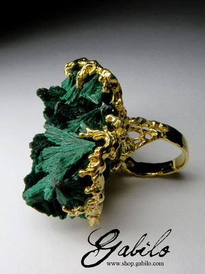 Крупное кольцо с малахитом в золоте