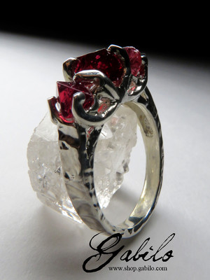 Кольцо с кристаллами шпинели