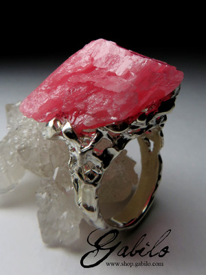 Кольцо с родохрозитом кристалл