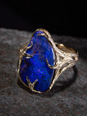 Кольцо с синим болдер опалом в золоте