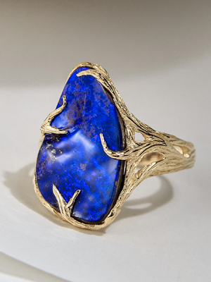 Кольцо с синим болдер опалом в золоте
