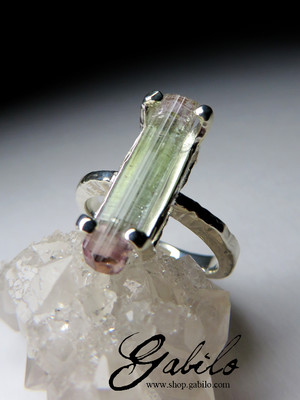 Кольцо с кристаллом полихромного турмалина