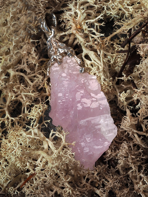 Кулон с кристаллом Розового Кварца