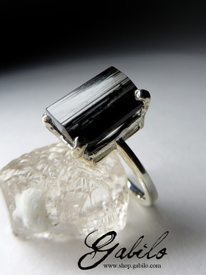 Кольцо с черным турмалином кристалл