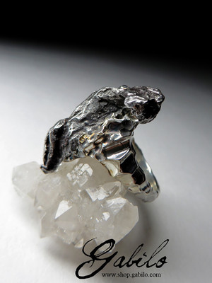 Золотое кольцо с метеоритом