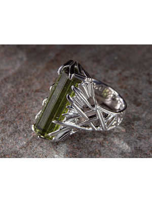 Серебряное кольцо с кристаллом зеленого турмалина