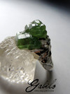 Кольцо с кристаллами демантоида