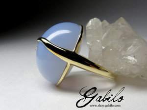 Золотое кольцо с голубым халцедоном