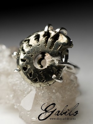 Серебряное кольцо с аммонитом пиритизированным