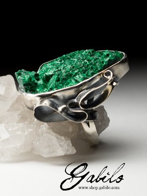 Серебряное кольцо с плисовым малахитом