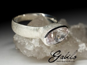 Серебряное кольцо с кунцитом