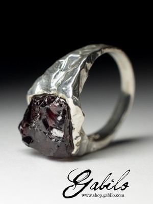Серебряное кольцо с гранатом