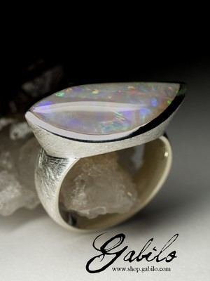 Серебряное кольцо с белым опалом