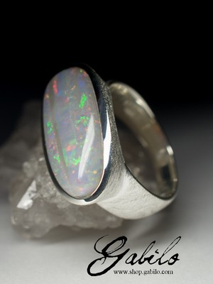 Серебряное кольцо с белым опалом