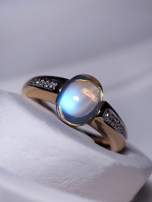 Золотое кольцо с лунным камнем и бриллиантами