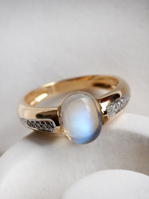 Золотое кольцо с лунным камнем и бриллиантами